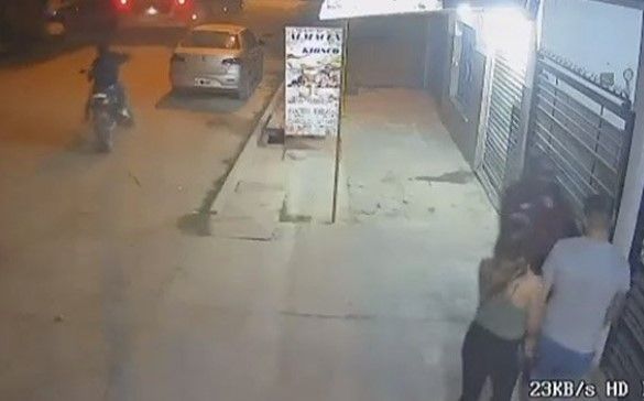 ‘¡Resiste, amor!’; mujer se sorprende mientras le disparan a su novio en Argentina