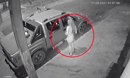 Hombre apuñala a su esposa al verla con su amante y ambos la dejan morir