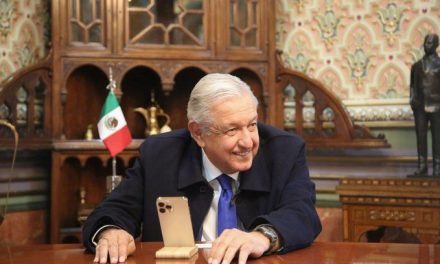 Tunden en redes a AMLO por usar un iPhone 13