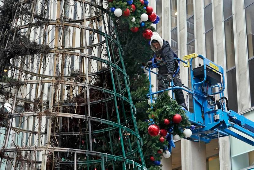‘El Grinch ataca’; Hombre incendia árbol de navidad en Nueva York (video)