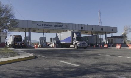 Trailers invaden caseta de La Carbonera; ponen en riesgo la vida de automovilistas