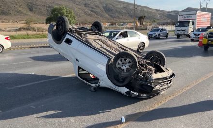 Vuelca la camioneta de su trabajo a exceso de velocidad en Saltillo