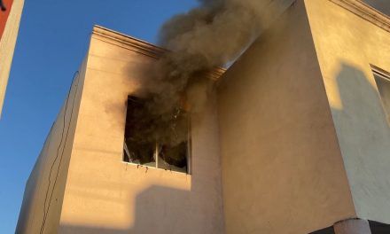 Voraz incendio en colonia Vista Hermosa arrasa con dormitorio en Saltillo
