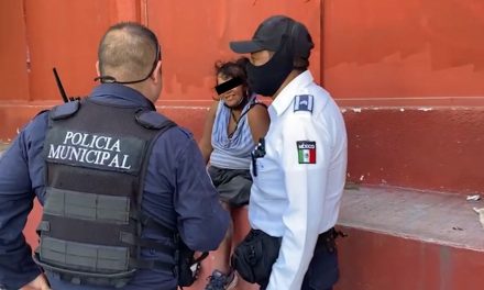 Por presunto triángulo amoroso mujer causa destrozos en periódico de Saltillo
