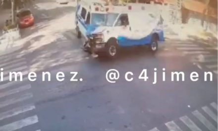 ‘Por avariciosos’, chocan dos ambulancias por ganar  un llamado de emergencia (video)