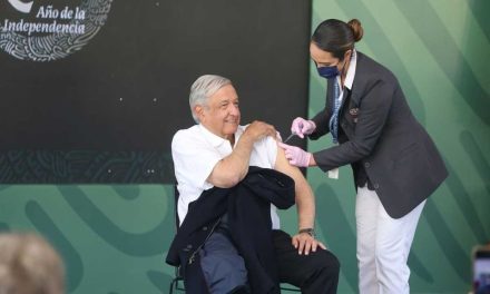 AMLO recibe dosis de refuerzo contra el covid durante la mañanera