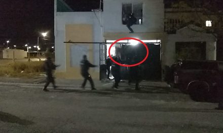 Don Francisco volvió a hacer de las suyas; policías lo salvan de caida en Saltillo