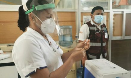 Anuncian dosis de refuerzo para maestros y personal de salud
