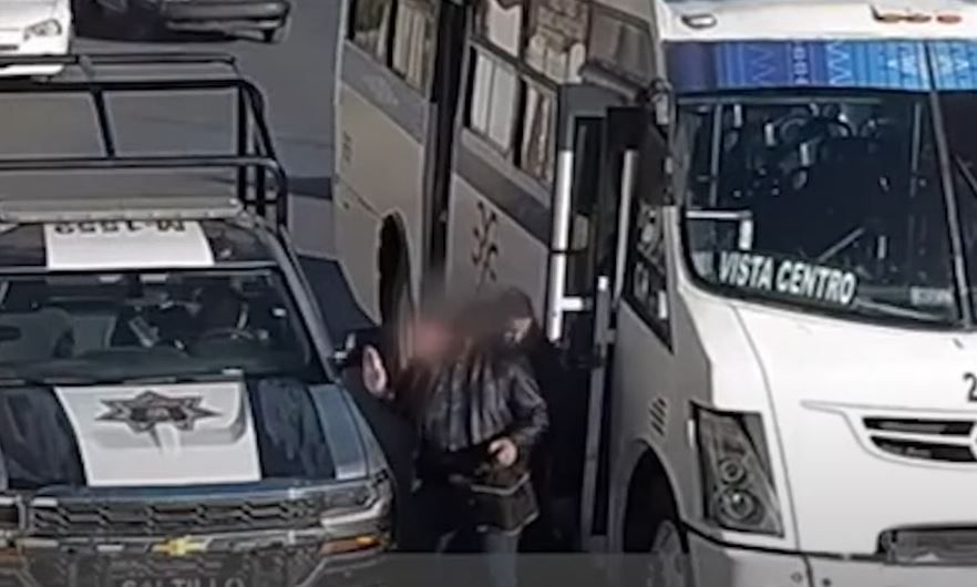 Policía de Saltillo detiene a sujeto que se masturbaba en la combi