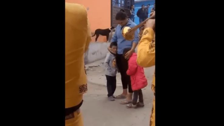 Pequeño paga con canicas y cinco pesos serenata para su mamá (video)