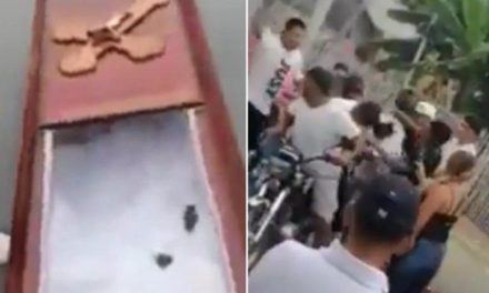 Jóvenes sacan el cadáver de su amigo para dar ‘el último rol’ (video)
