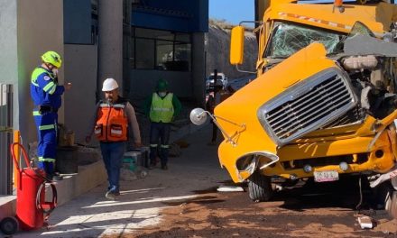 Se queda sin frenos y choca tráiler contra caseta en Autopista Monterrey-Saltillo