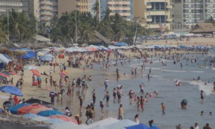 ¡Acapulco hasta el tope! Bañistas se pasean en playas contaminadas