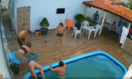 ¡Escalofriante! Niña de 13 años es arrastrada bajo el agua cuando su cabello queda atrapado en el filtro de la piscina (Video)
