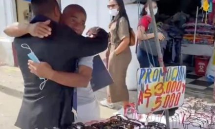 Comparte su título universitario en un puesto de mercado junto a su papá
