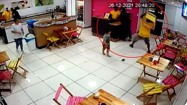 Agarran a sillazos a ladrón que intentó asaltar una heladería