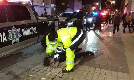 Hombre resulta lesionado tras participar en riña afuera de bar en centro histórico de Saltillo