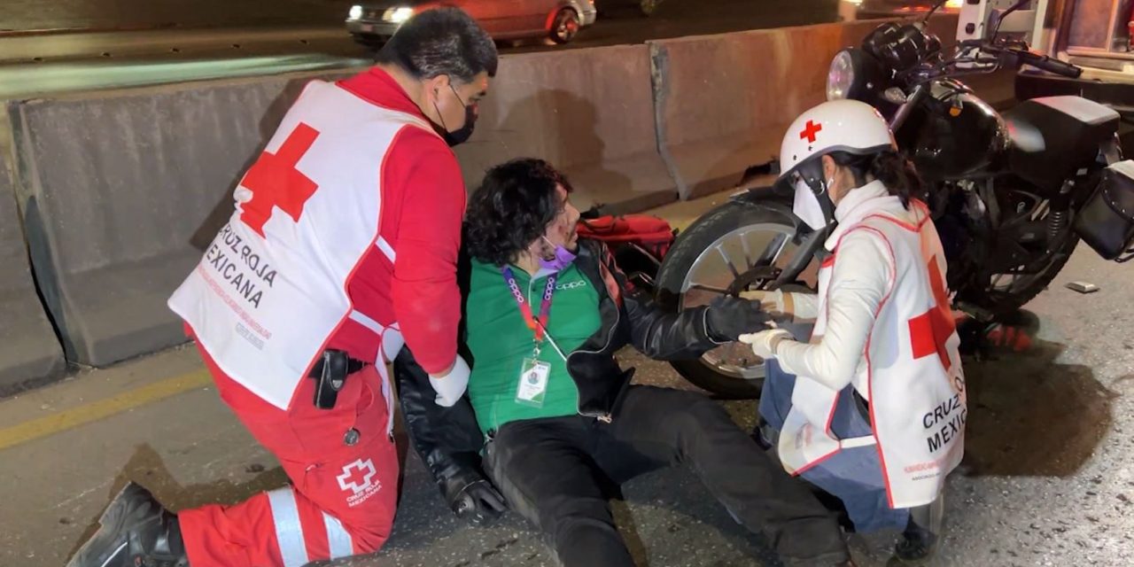 Motociclista cae en periférico; auto le cierra el paso y se da a la fuga en Saltillo