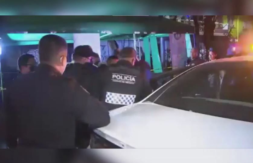 Policías ebrios protagonizan riña y los arrestan (Video)