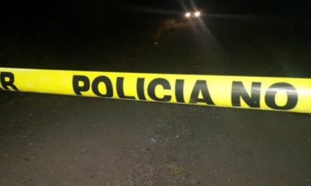 Acribillan a 2 personas y obligan a sus amigos a subir los cadáveres para llevárselos de ahí