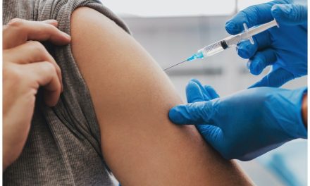 OMS aprueba la primer vacuna anticovid hecha en México y Argentina