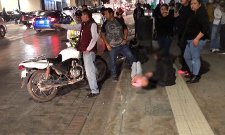 Motociclista atropella a niñas: rebasaba por la derecha en centro de Saltillo