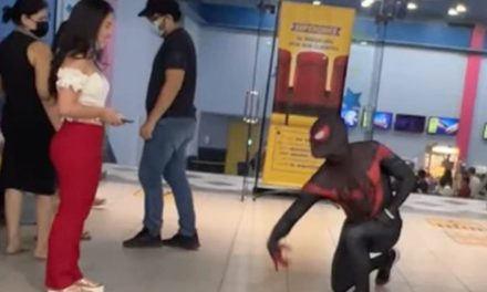 Batean a ‘Spider-Man’: joven se disfraza y se le declara a una chica