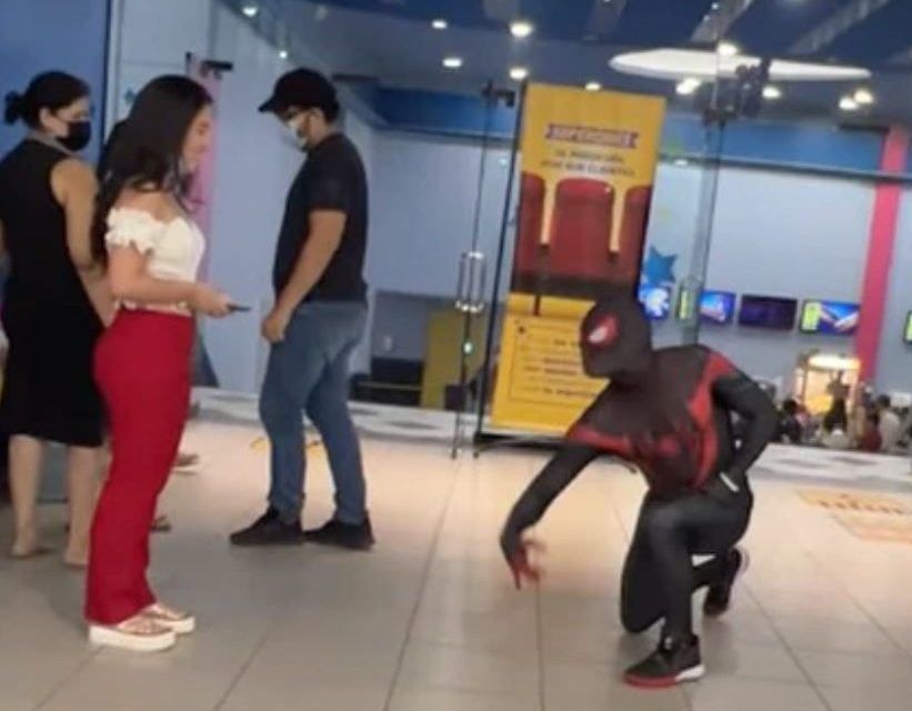 Batean a ‘Spider-Man’: joven se disfraza y se le declara a una chica