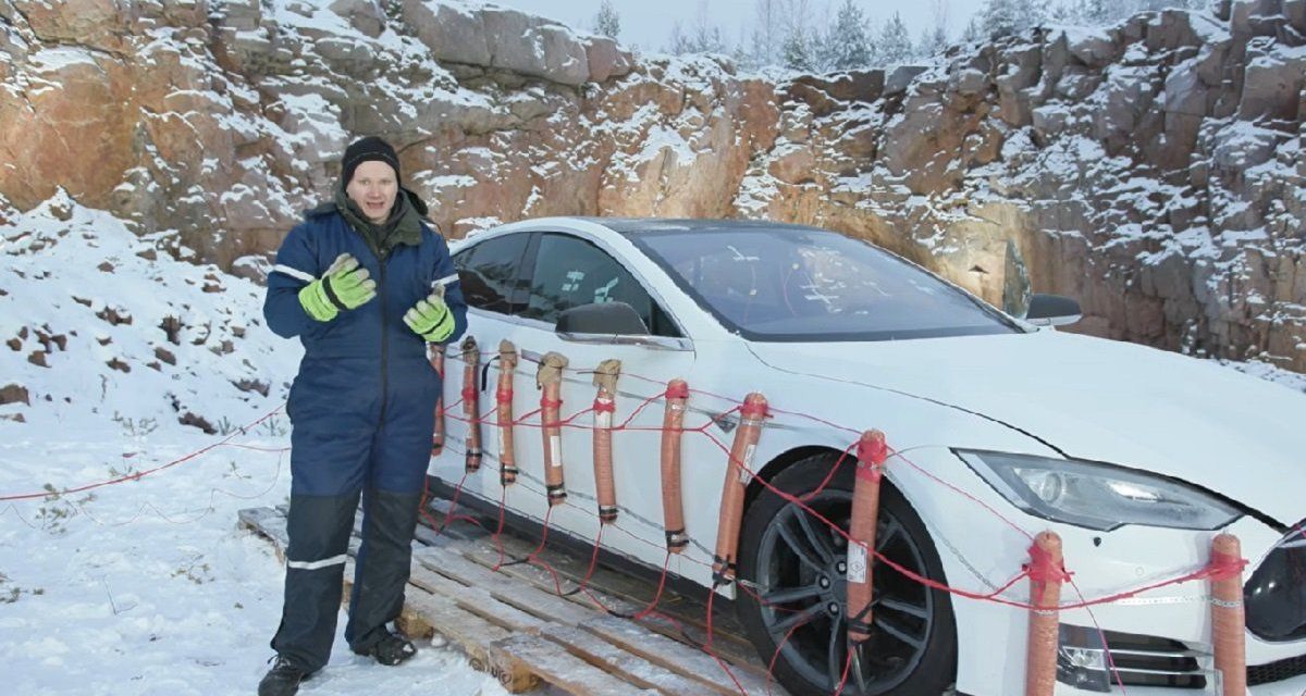 Youtuber destruye un Tesla de casi 3 millones con explosivos