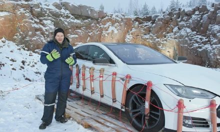 Youtuber destruye un Tesla de casi 3 millones con explosivos