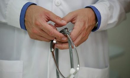 Director médico de Coahuila ingiere ácido para quitarse la vida tras pelearse con su esposa