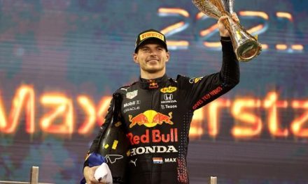 En la última vuelta, Max Verstappen rebasa a Hamilton y le roba el título de la F1