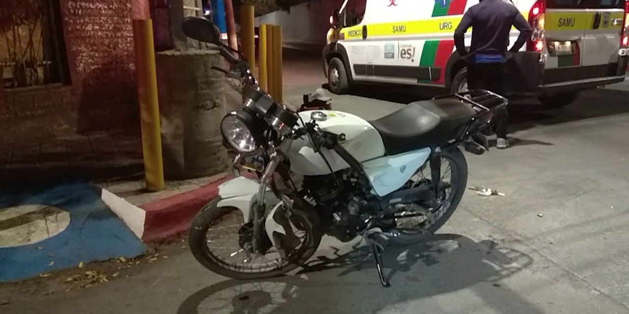 Se pasa rojo, lesiona a repartidor y se da a la fuga en Saltillo