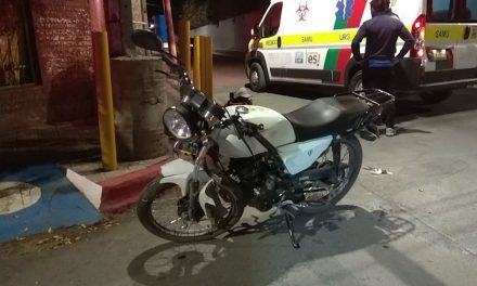 Se pasa rojo, lesiona a repartidor y se da a la fuga en Saltillo