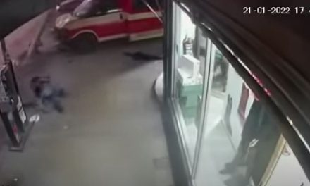 Camión pierde el control y atropella a peatones que estaban sobre la banqueta en Tijuana (Video)