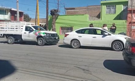 Joven madre ignora alto y choca en compañía de sus bebés en Saltillo
