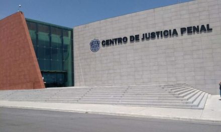 Retienen a madre de menor golpeado con bate; se negó a declarar en contra de su hermano, el agresor