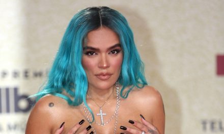 Karol G se perfora los pechos y lo presume con candente foto