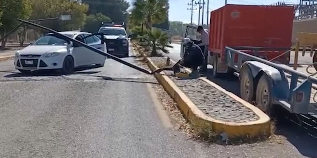 Se impacta con luminaria y esta cae sobre vehículo en carretera a Parras