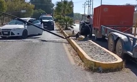 Se impacta con luminaria y esta cae sobre vehículo en carretera a Parras