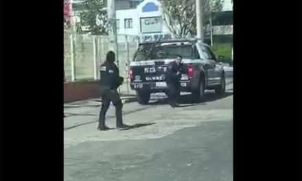 Sujeto desarma a policías y los hace correr (video)