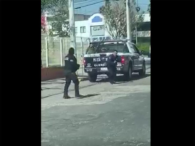 Sujeto desarma a policías y los hace correr (video)