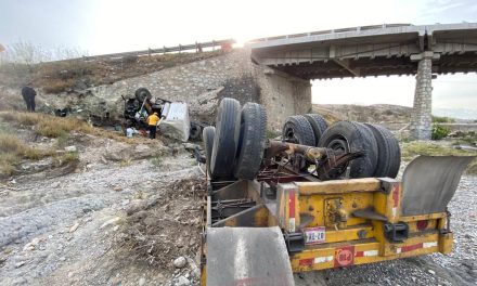 Transporte de carga cae a un arroyo en la carretera Saltillo-Monterrey