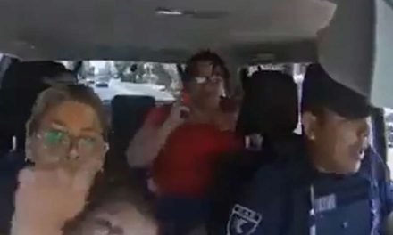 Policía logra salvar a bebé de la muerte y queda registrado en dramático video