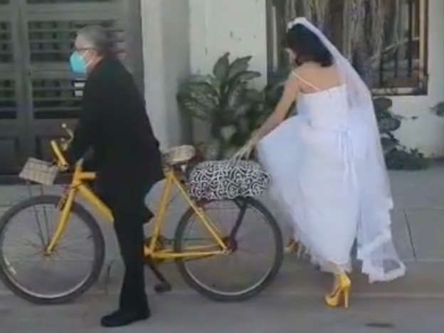 ‘Como cuando estaba chiquita’; novia le pide a su papá que la lleve al altar en bicicleta (video)