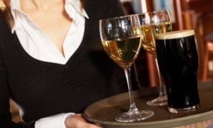 Mesera agrede a una clienta que se quejó del mal servicio en restaurante de Saltillo