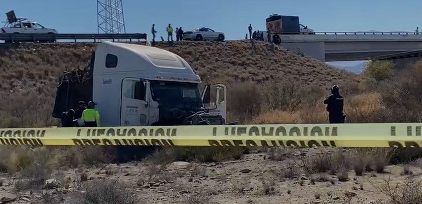 Trailero muere al caer por un baldío en el Libramiento Norponiente en Ramos Arizpe