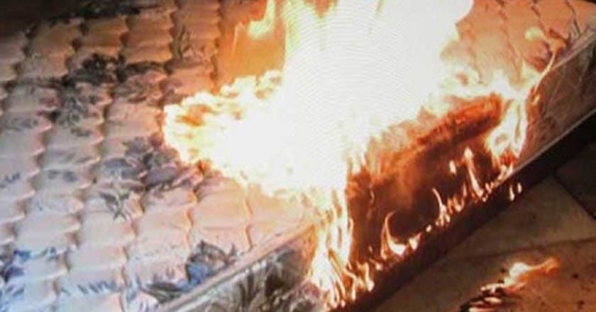 Abuelita quema colchón para vender fierros; quería llevar comida a sus nietos en Monclova