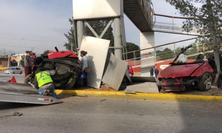 Deja su auto partido en dos tras fuerte accidente en Saltillo