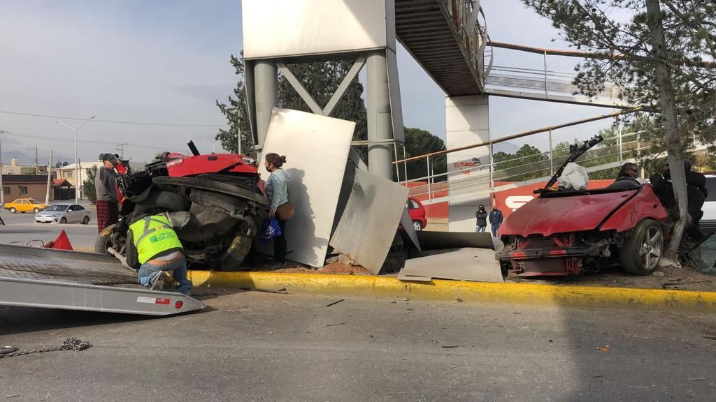 Deja su auto partido en dos tras fuerte accidente en Saltillo